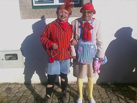 A menina Patrocínia Fernandes (Pachinha Serrana), organizadora do Carnaval e demais Festas da Freguesia, e ele é o meu primo Tonho (o senhor António Manteigas)